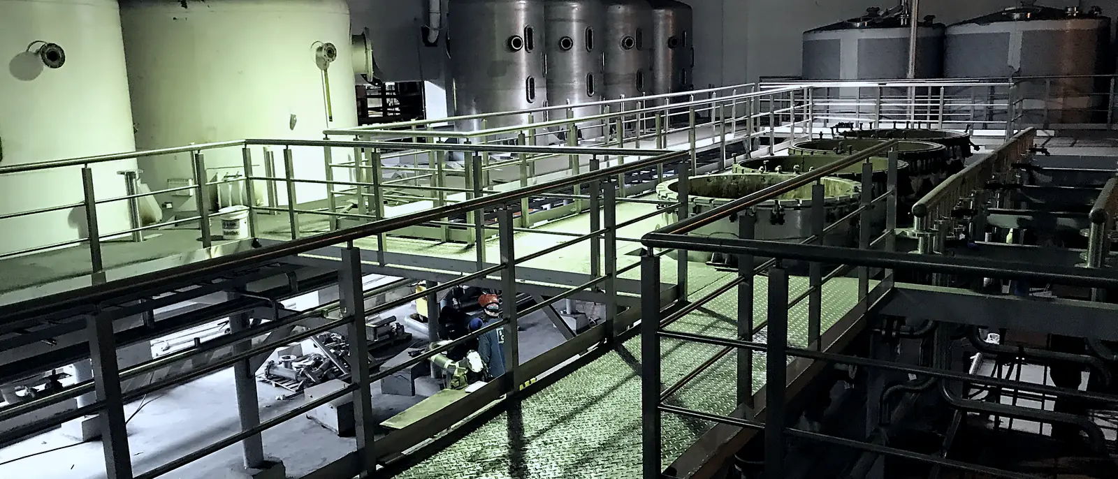 Nave industrial con equipamiento de proceso montado