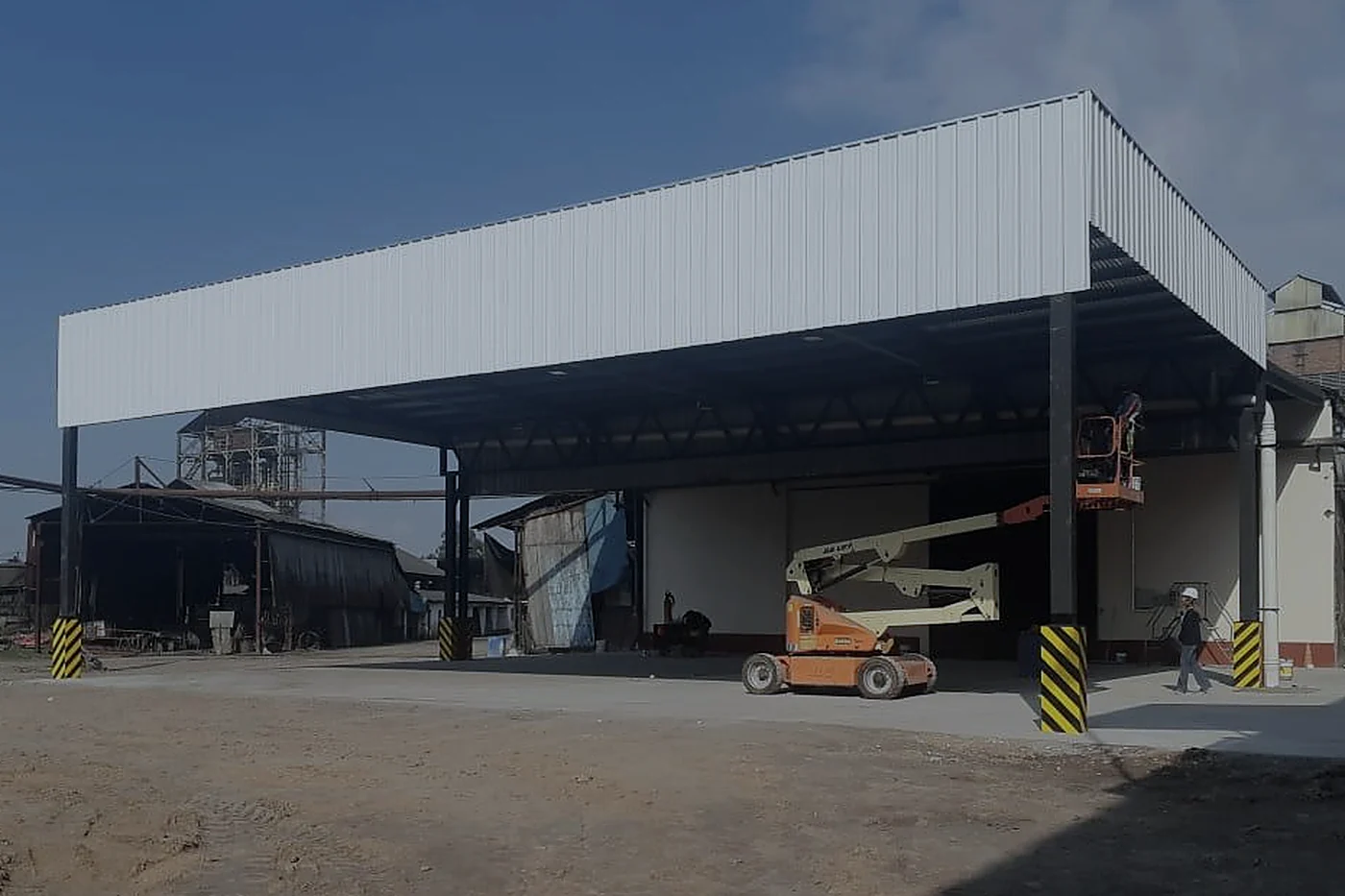 Alero y cubierta nuevos terminados sobre estructura metálica, en planta en operación