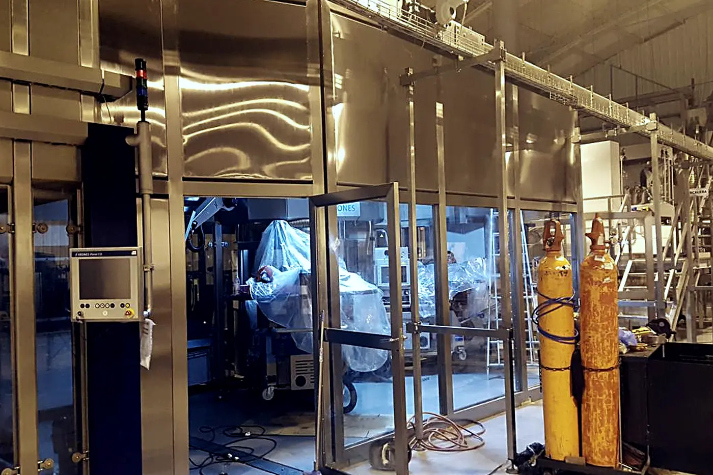 Cerramiento de sala de proceso en acero inoxidable con puertas y paños vidriados