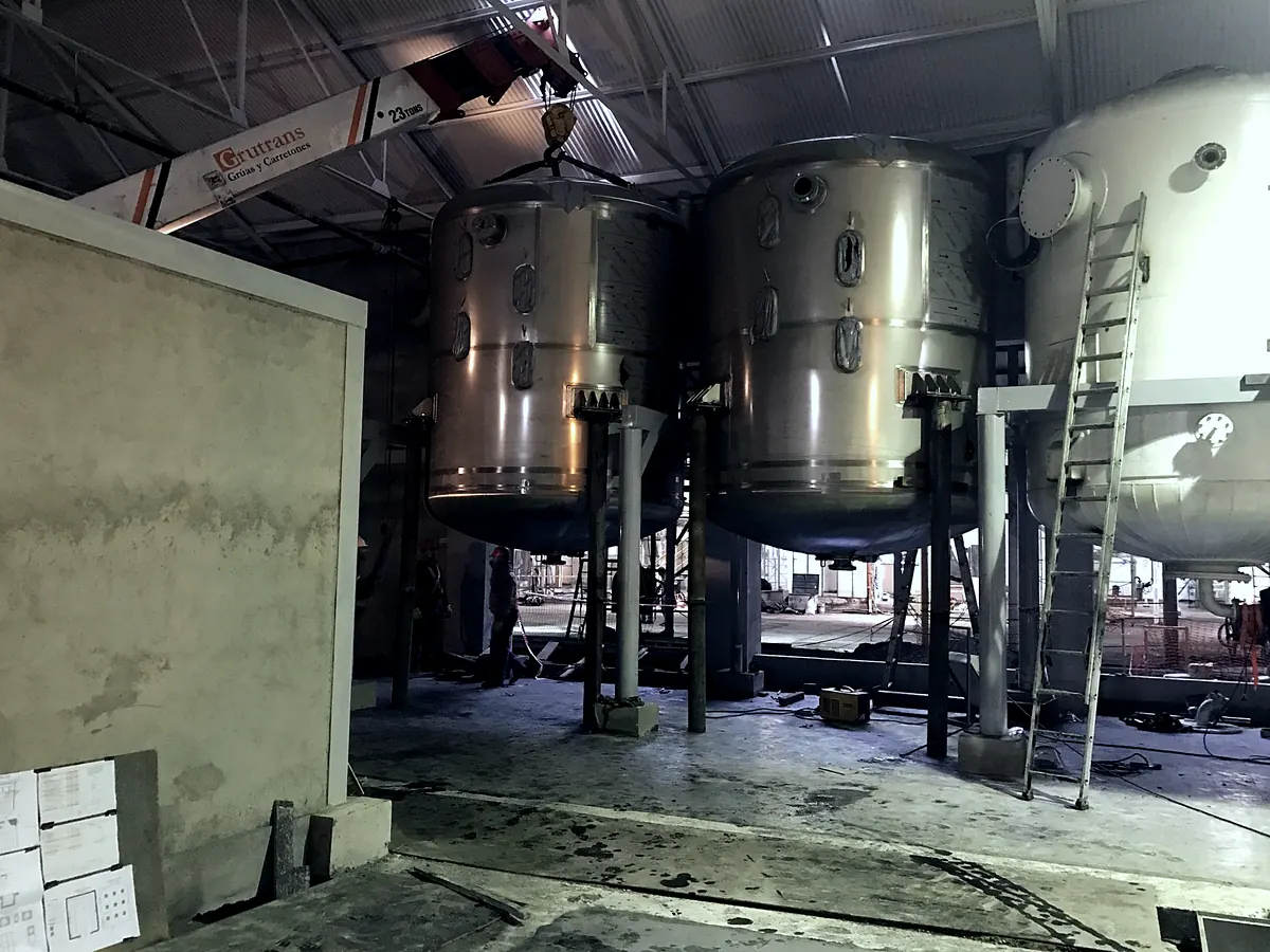 Tanques de proceso en la refinería de azúcar líquida de un ingenio tucumano