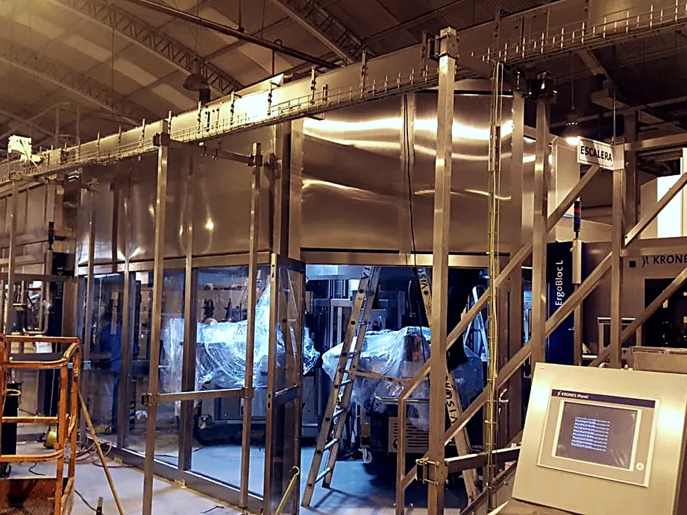 Sala de envasado con cerramiento en acero inoxidable y paños vidriados