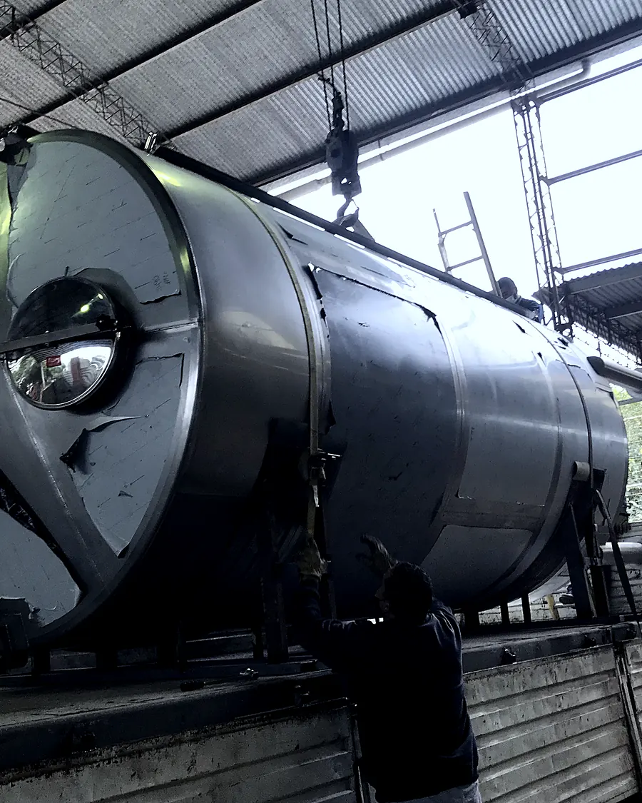 Tanque horizontal de agua con casquetes conformados y cuna de apoyo
