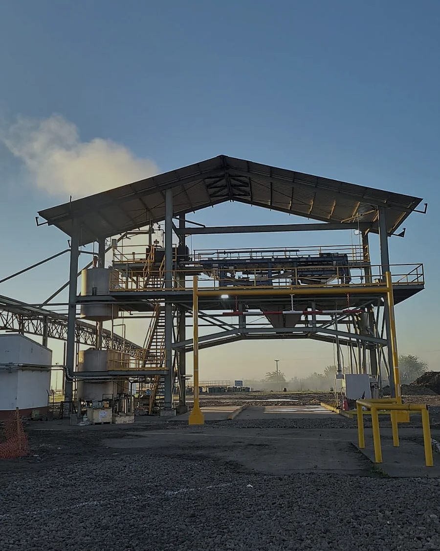 Estructura portante con cubierta a dos aguas, plataformas de operación y tolva del filtro de cachaza, montada en planta