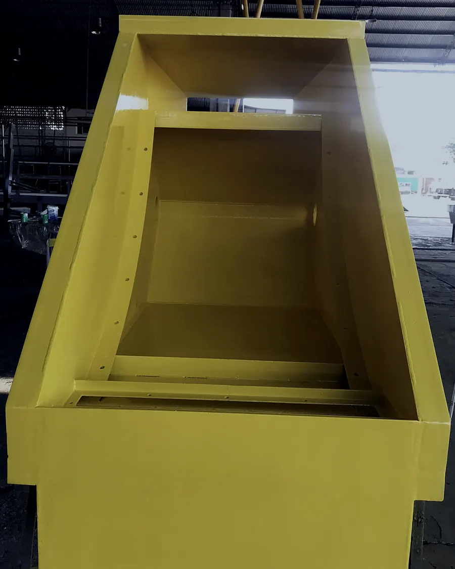 Interior de chute de descarga con recubrimiento antidesgaste