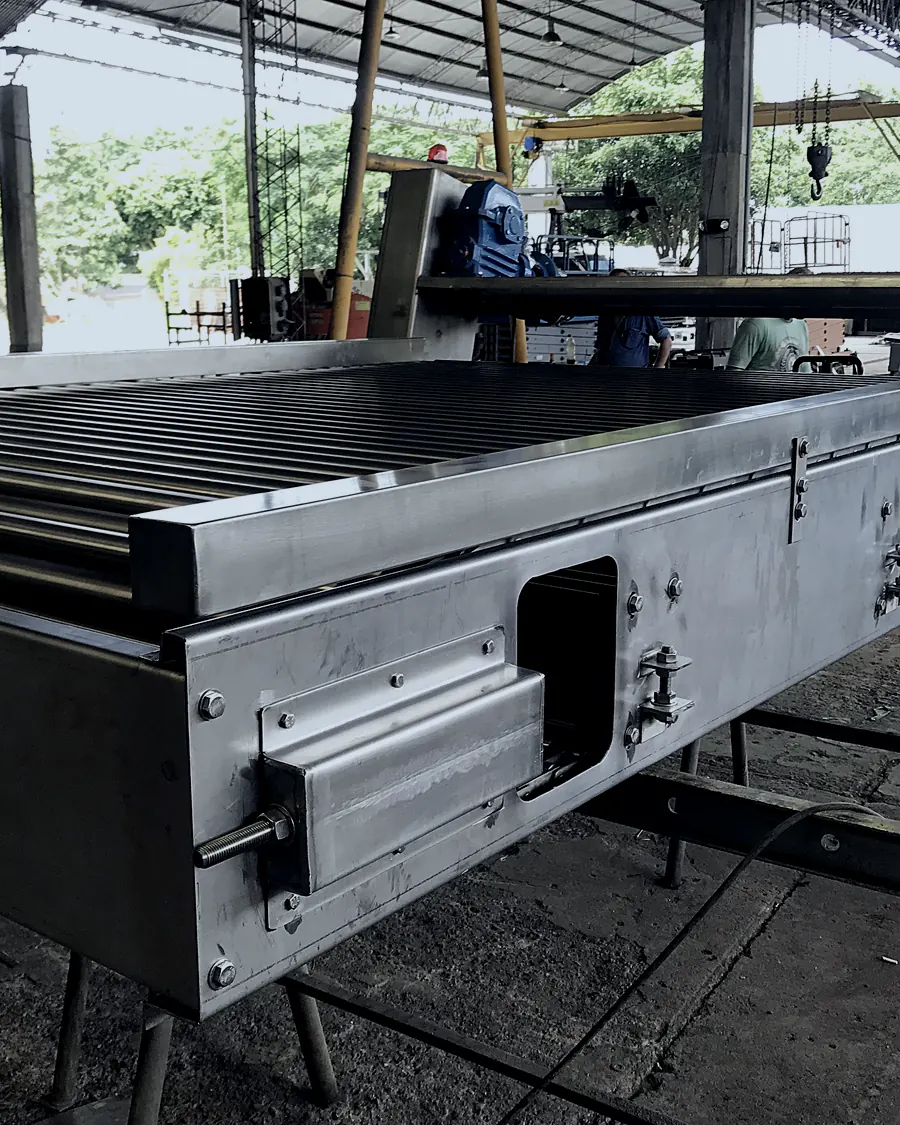 Mesa transportadora de rodillos en acero inoxidable terminada