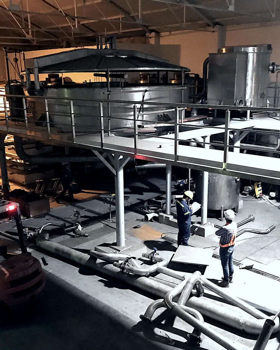 Mesanino operativo y tanques de proceso de la refinería de azúcar líquida del Ingenio Famaillá