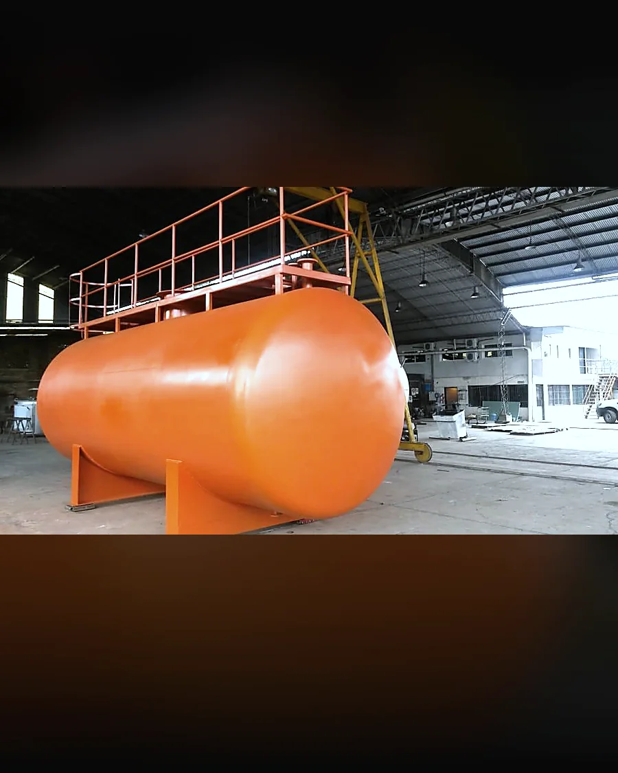 Tanque horizontal en acero al carbono con casquetes conformados, cunas de apoyo y pasarela de operación, terminado en taller