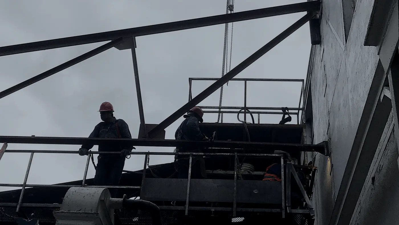 Personal de Servimet trabajando en altura durante el montaje de una cubierta sobre nave en operación
