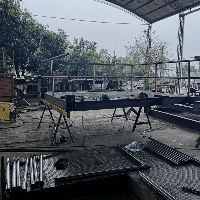 Trazado y armado de estructura metálica en el taller de Servimet