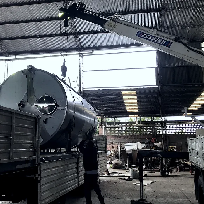 Izaje y carga de un tanque terminado sobre camión para su traslado