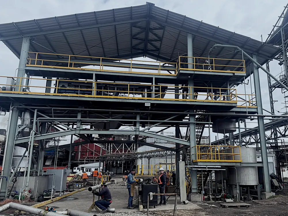 Estructura metálica portante de varios niveles con plataformas de operación