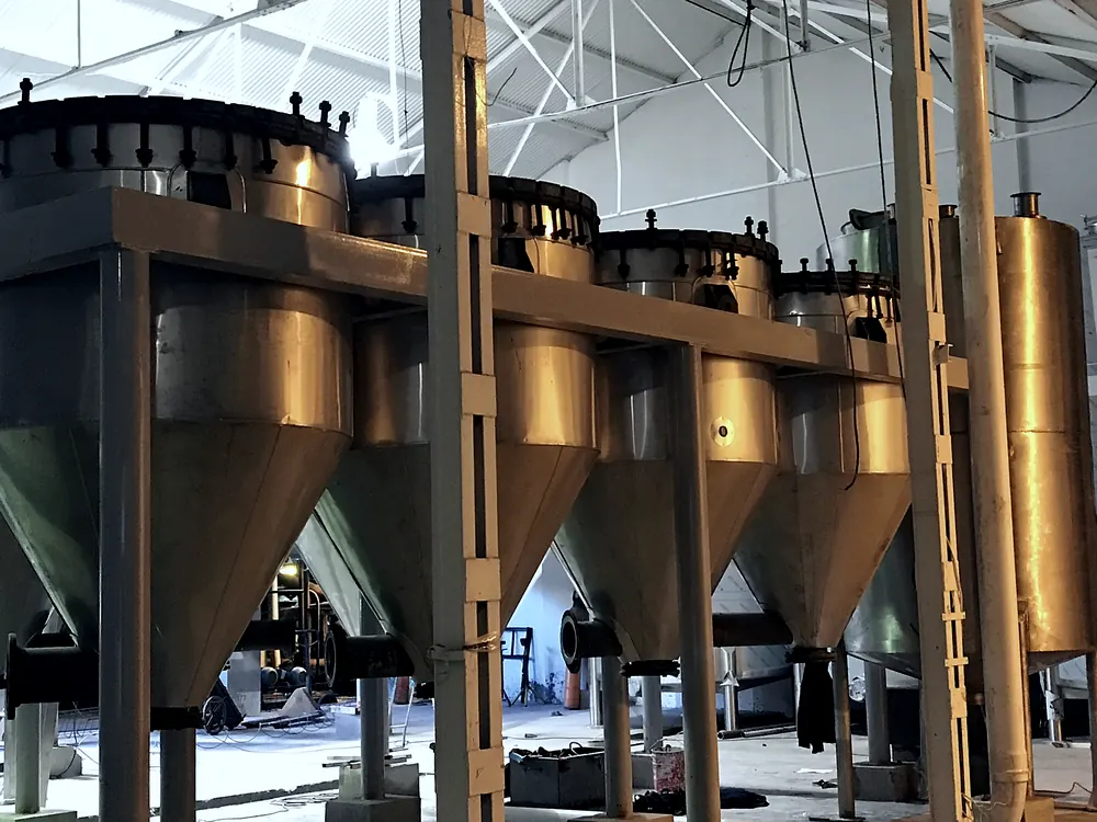 Conos de proceso y líneas de cañería montadas en planta